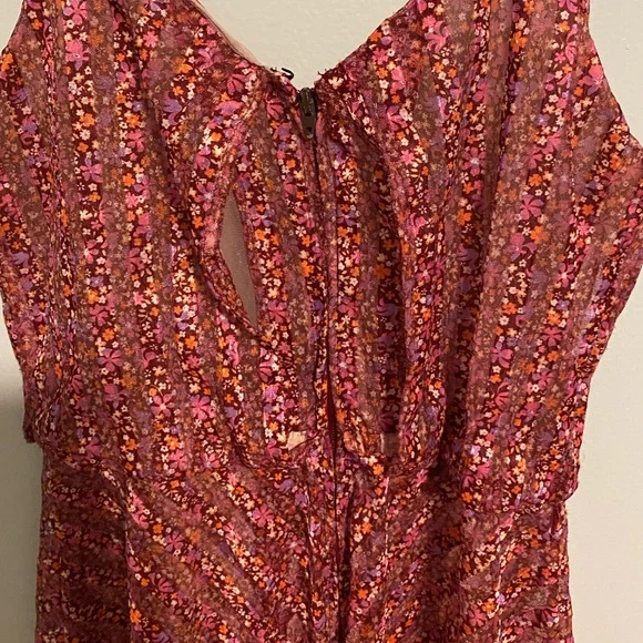 Elegant Red Sleeveless Dress - Picture 2 of 4